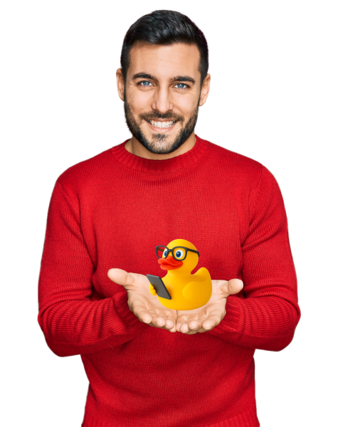 Junger Mann in rotem Shirt hält in den Händen eine Badeente.