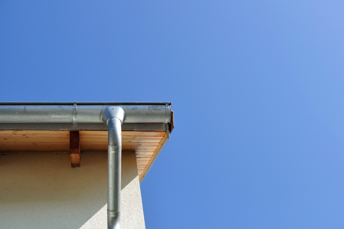 Blick auf ein Dach mit Dachrinne aus Blech